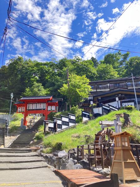 接下來，要走到藏王山麓站搭纜車。路途中看到一些漂亮的景點，如果是冬天來的話應該很美吧！