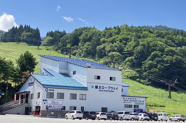 搭纜車的地方（蠻多車的，原來夏天來的人也不少！）