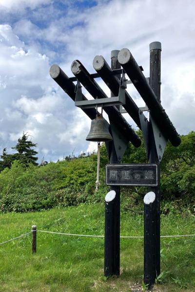 抵達藏王山頂，出來趕緊敲一下「開運の鐘」