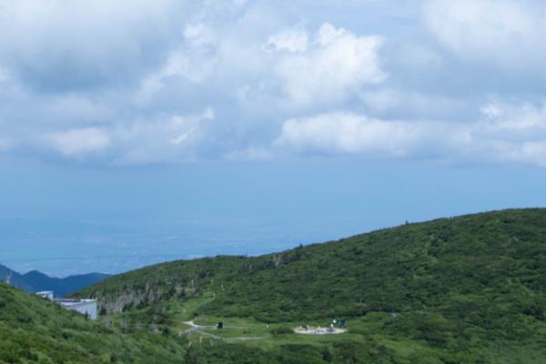 開爬，往御釜前進！（沒走多久，地藏王菩薩已經變得好小一個。）