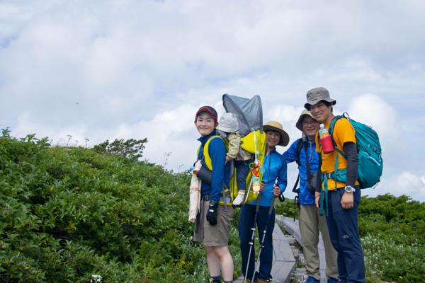 看到一家人來爬山，忍不住問可不可幫他們拍張照（媽媽還背著小小孩，超厲害！）