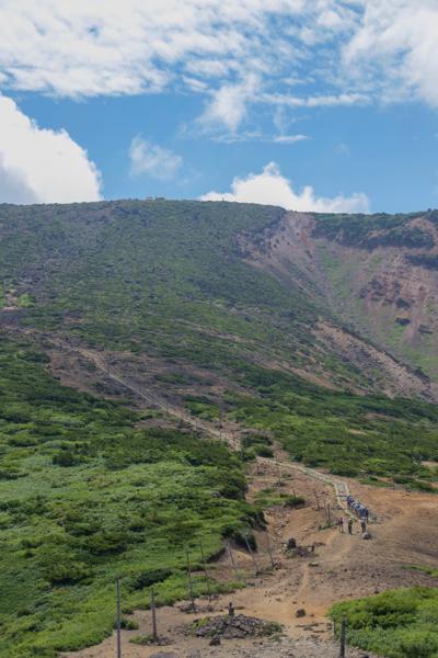 看到熊野岳的避難山屋了！