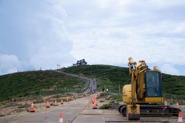 不知道挖土機是怎麼上來的