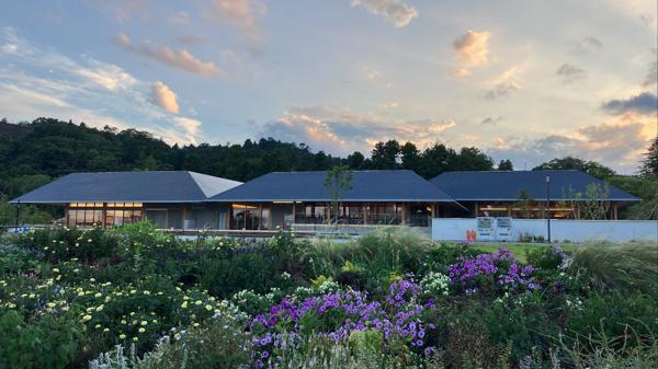 距離吃飯還有一些時間，先到綠彩館外面晃晃（綠彩館是待會要吃飯的地方）