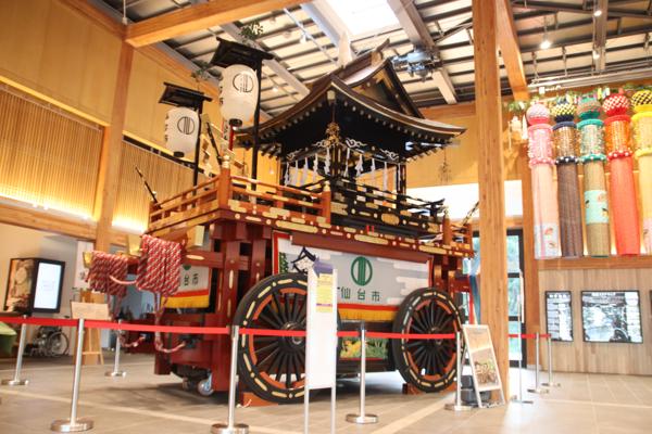 補充一下，綠彩館紀錄了仙台蠻多的歷史、文化。（這張照片是在青葉祭中使用的山車，而右後方是七夕祭的裝飾）