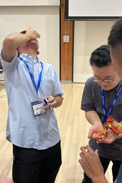 試吃可樂果（他們說蠻好吃的！）