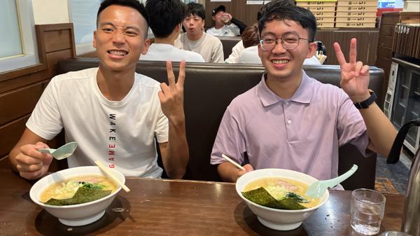 隔天，我、學長再一起跟新朋友來吃拉麵